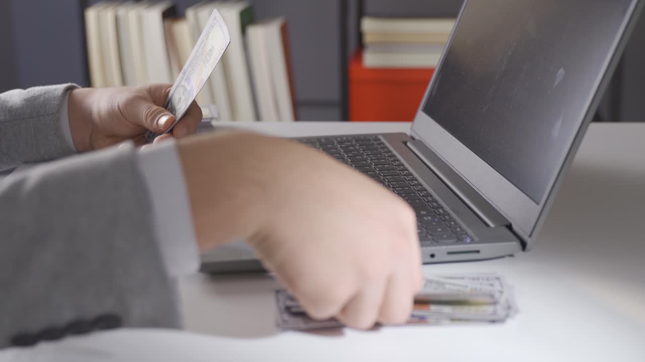 una mano humana sosteniendo bitcoin.