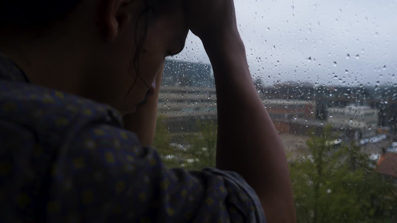 비오는 회색 날을 바라보며 우울한 아시아 유럽 청년