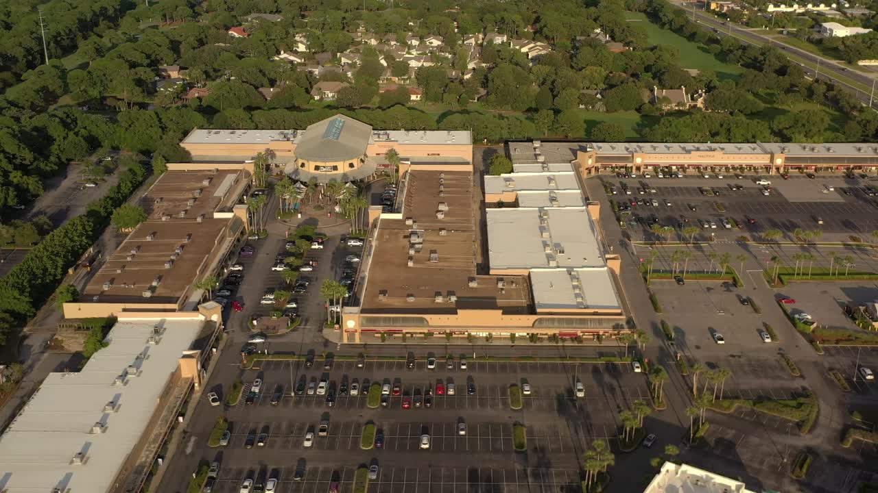 데스틴 플로리다의 실버 샌즈 아울렛 몰에서 98번 고속도로까지 패닝하는 드론 뷰