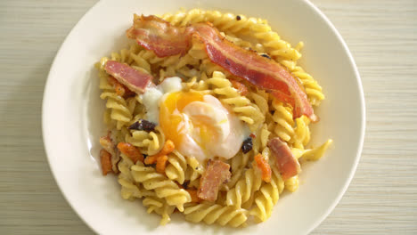 Carbonara-Fusilli-Pasta-Würziger-Speck---Italienische-Küche
