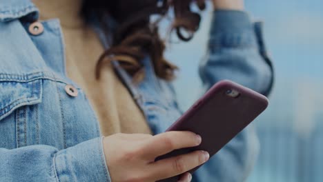 vista de mano de una mujer en contacto con amigos a través de teléfono móvil