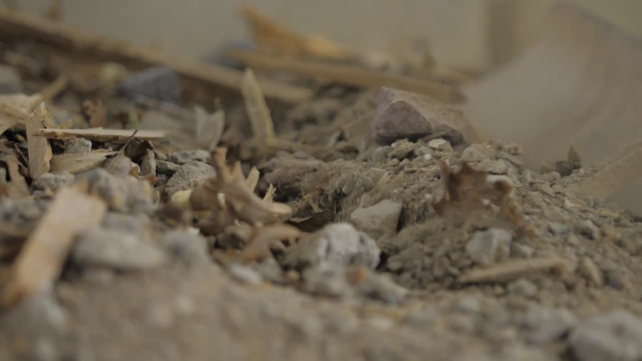 삽으로 자갈을 줍는 건설 노동자의 슬로우 모션 비디오