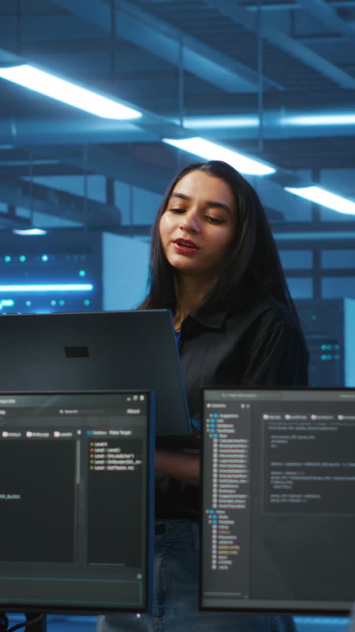 Sviluppatori IT che collaborano su un portatile in un moderno data center