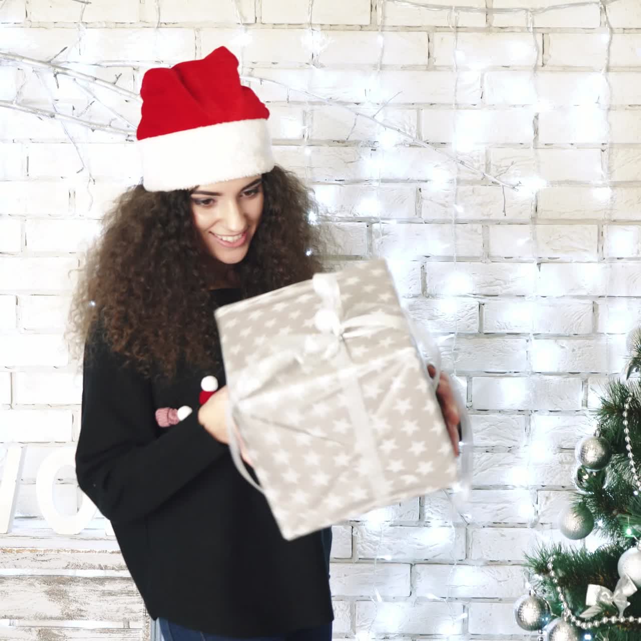 mujer abriendo cajas de regalos