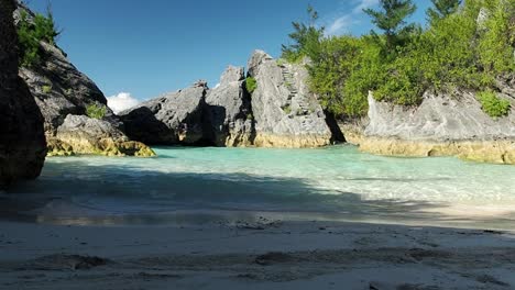 Una-Agradable-Sombra-Y-Tranquilas-Aguas-Azules-En-Jobson&#39;s-Cove,-Bermudas