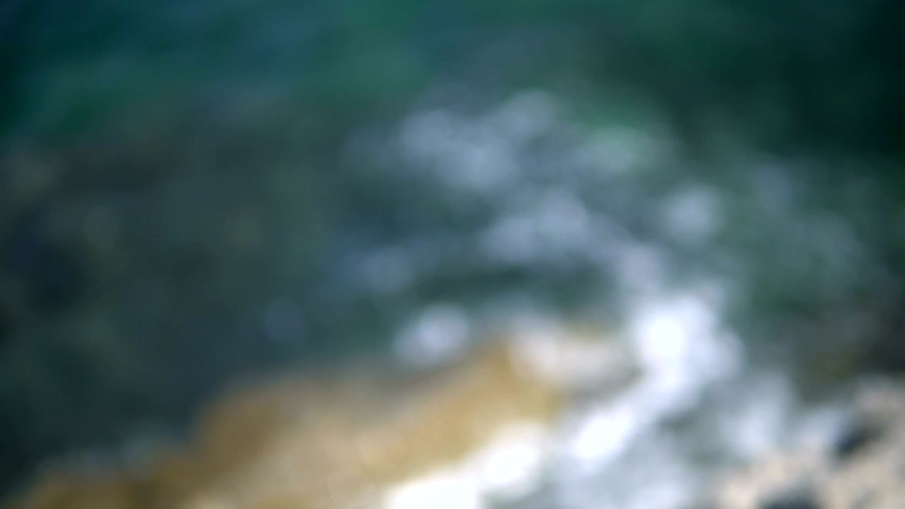 Ondas do Oceano Quebrando nas Rochas, Bokeh 4K Fora de Foco.