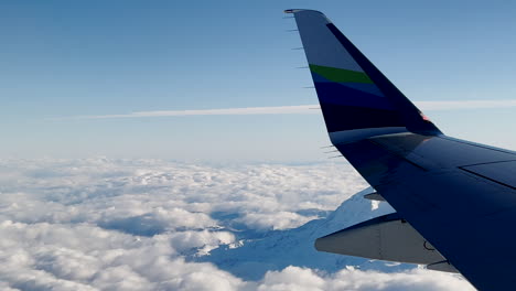 volando por el monte más lluvioso desde arriba de las nubes