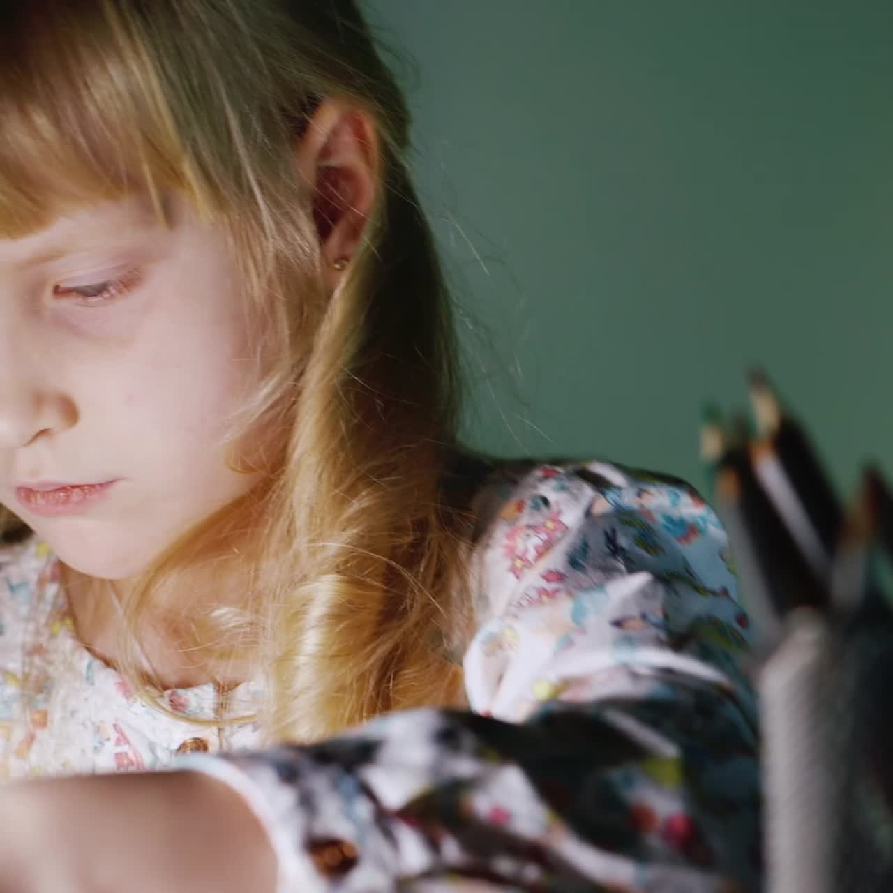 девочка 5 лет рисует в течение вечера 1