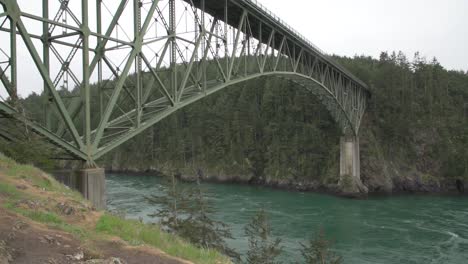 Puente-De-Paso-De-Engaño-Con-Agua-Verde-Que-Fluye-Rápidamente-Debajo