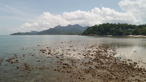 4K-Luftdrohnenaufnahmen-über-Felsen-Und-Wasser-In-Der-Nähe-Von-Koh-Chang-In-Thailand-Mit-Malerischer-Aussicht