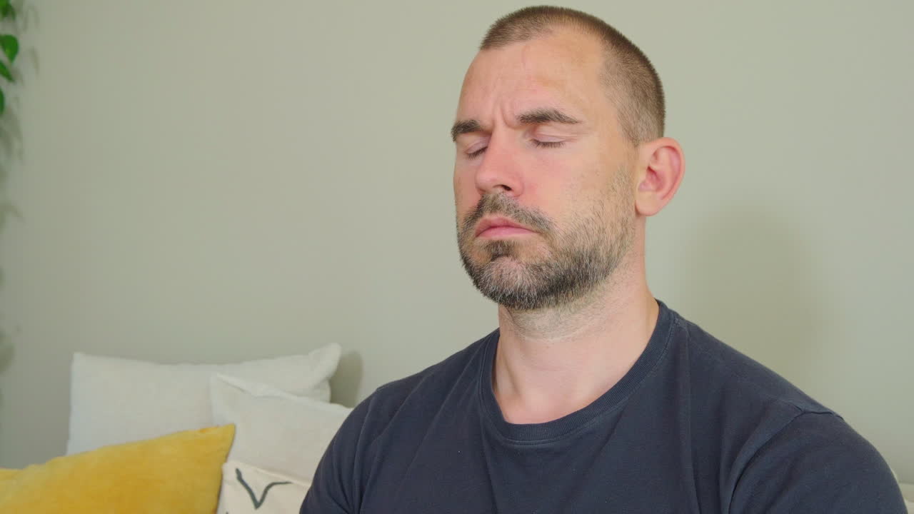 Primo piano di un uomo che pratica la meditazione quotidiana