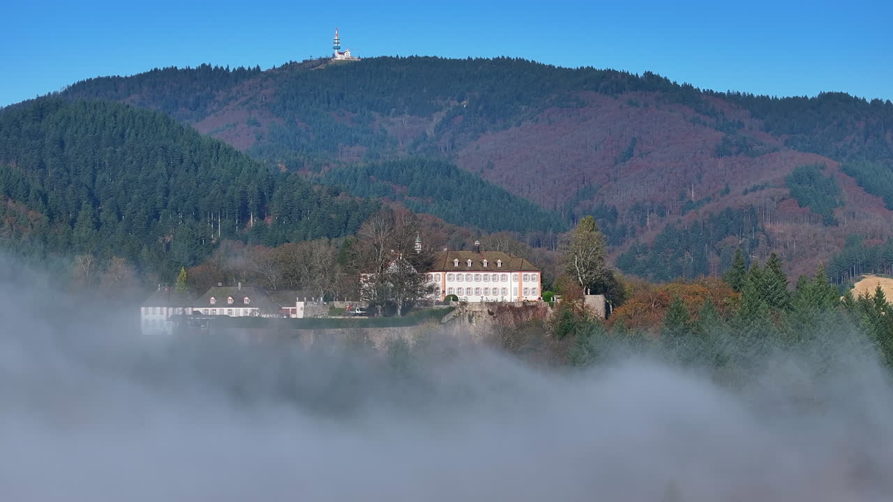 안개가 가득한 산의 성