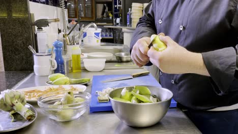 montaje del restaurante de la cocina: preparación de verduras para cocinar