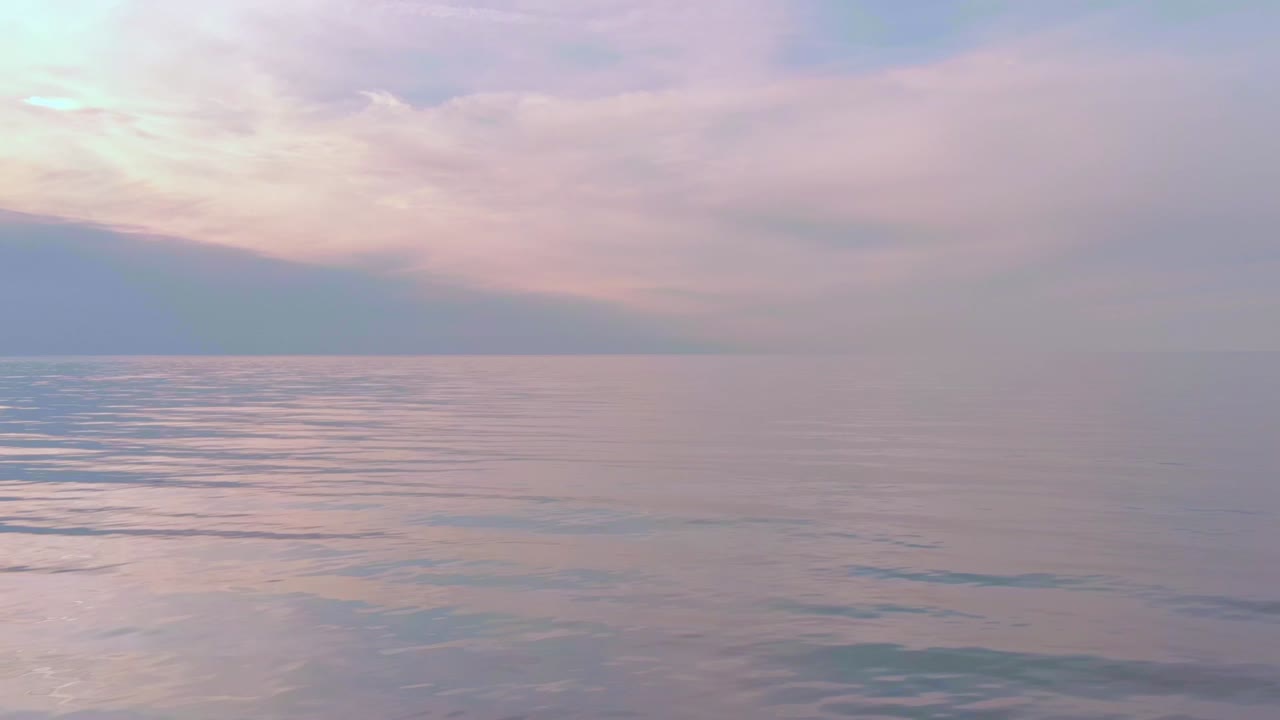 아름다운 푸른 바다, 동부 유럽의 안개가 자욱한 장면을 통해 낮은 샷