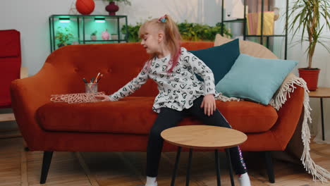niñas pequeñas recogen nuevos muebles modernos de madera mesa de escritorio ocupado en el ensamblaje en casa