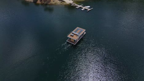 luftaufnahme eines solarbootes, das an einem schönen sonnigen tag am fluss zêzere in portugal an land kommt