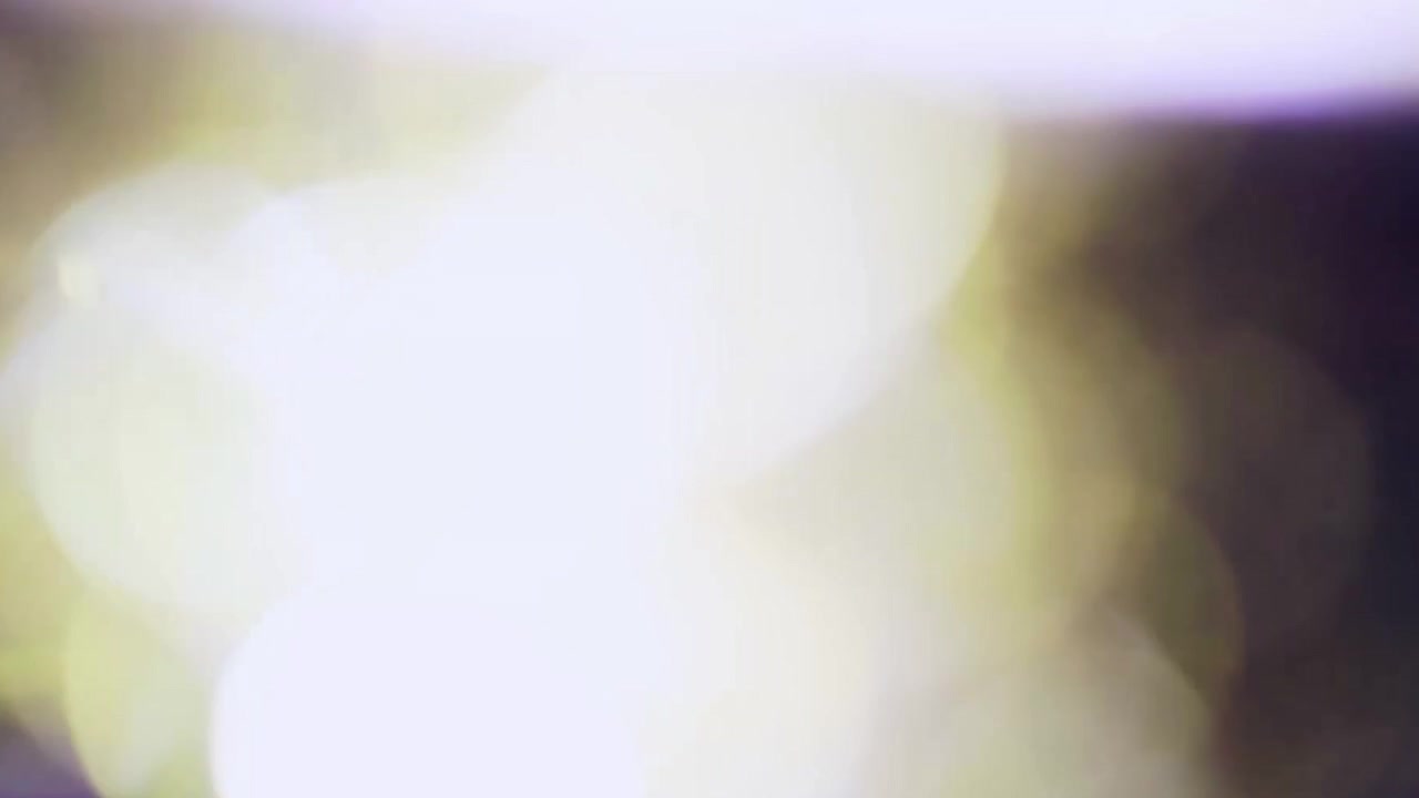 Fughe di luce e sovrapposizioni bokeh astratte su sfondo scuro