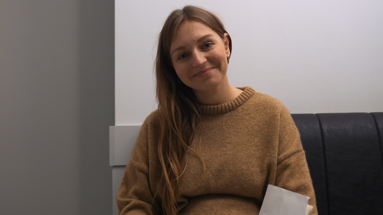 mujer embarazada posando