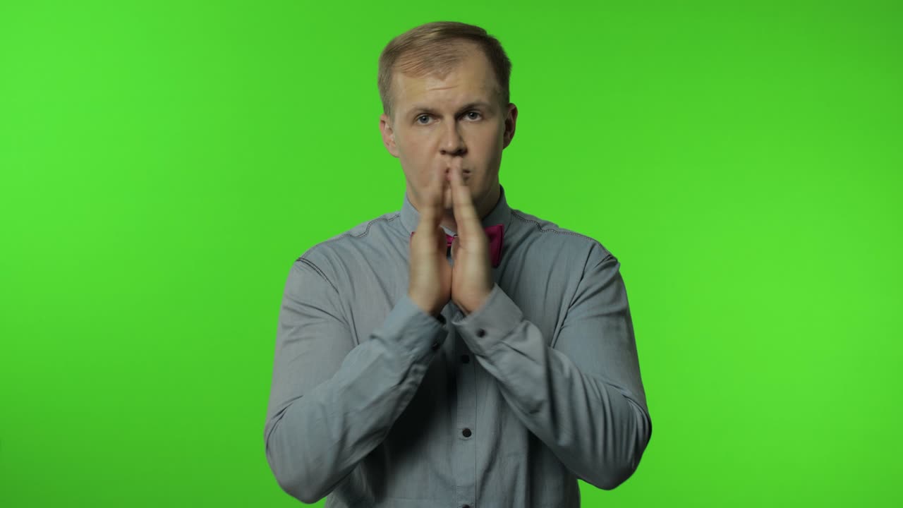 """아니요, 이걸 보고 싶지 않아요, 겁에 질린 남자가 얼굴과 눈을 손으로 고, 두려움에서 숨어있어요."""