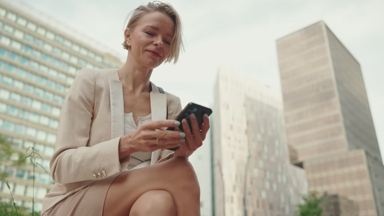 Donna che usa il telefono in città