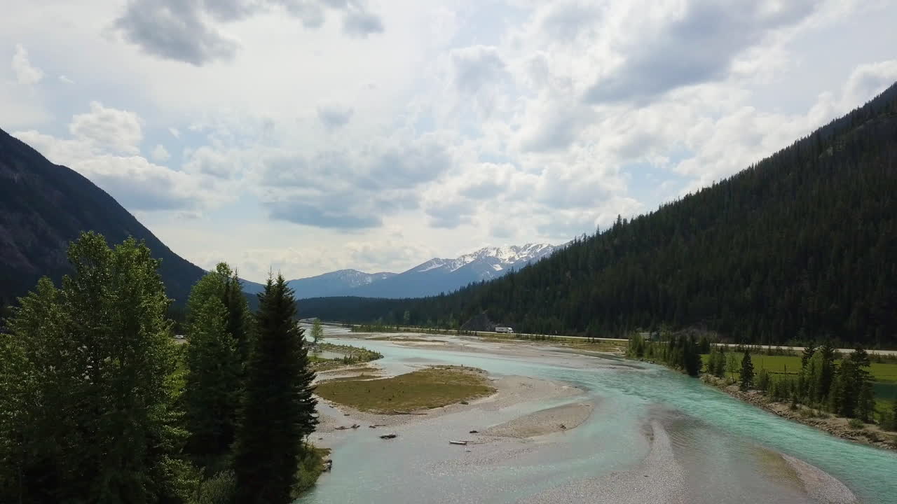 hermosa cuenca fluvial en una vasta cordillera