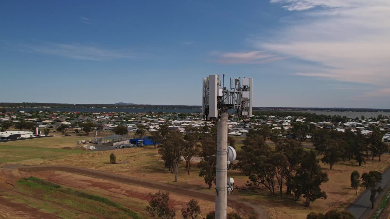 círculo aéreo alrededor de la torre de teléfono móvil con el lago mulwala y yarrawonga en el fondo