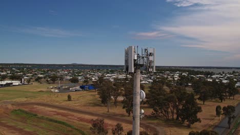 Círculo-Aéreo-Alrededor-De-La-Torre-De-Telefonía-Móvil-Con-El-Lago-Mulwala-Y-Yarrawonga-Al-Fondo