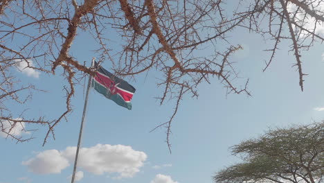 Una-Toma-Deslizante-En-Cámara-Lenta-De-La-Bandera-De-Kenia-Ondeando-En-El-Viento