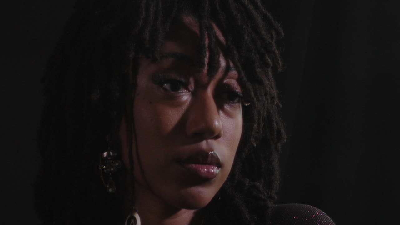 портрет молодой афроамериканской женщины с черным фоном