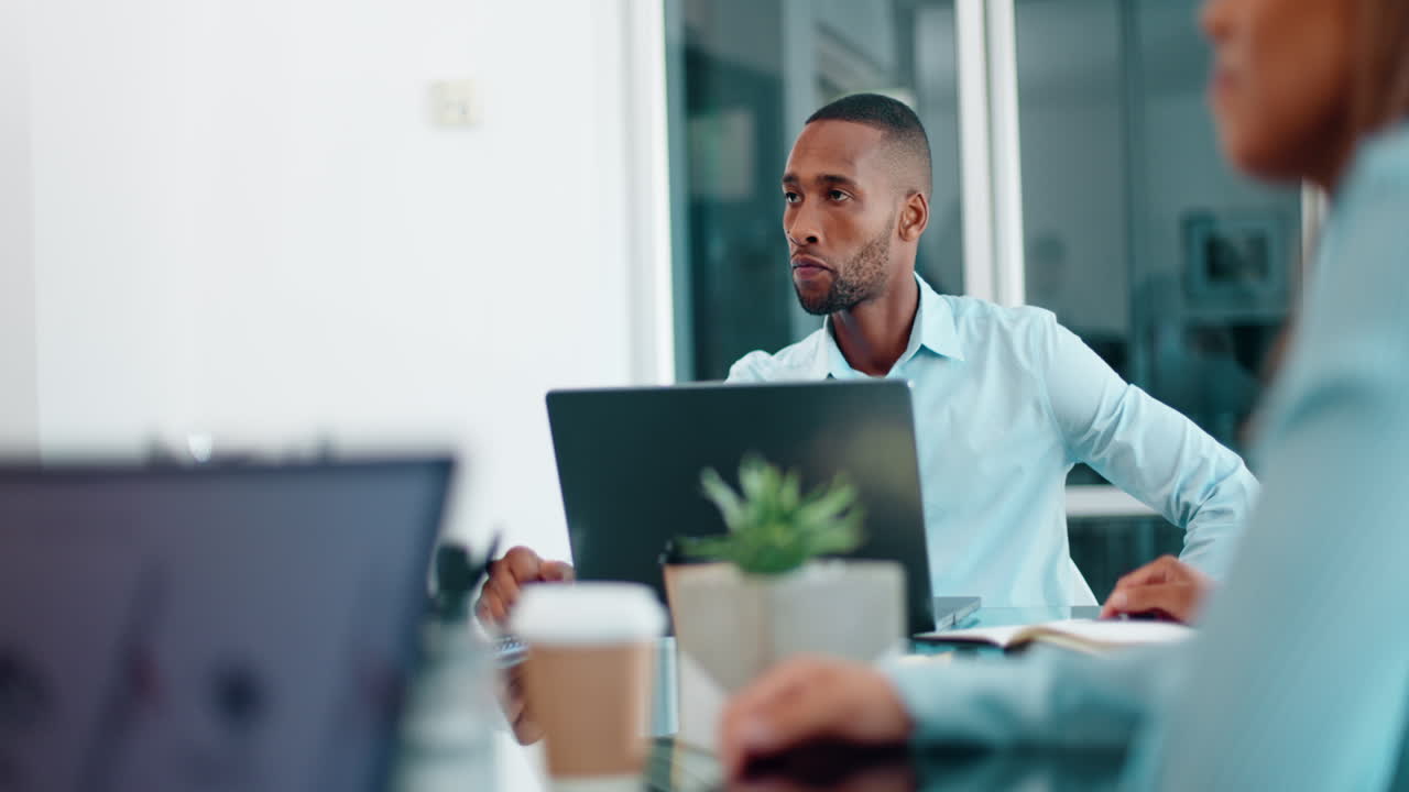 creación de redes, análisis de datos o hombre negro en la reunión