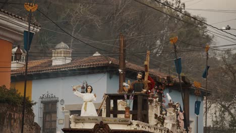 Großer-Festwagen,-Der-Während-Der-Prozession-In-Antigua,-Guatemala-Getragen-Wird-–-Niedriger-Winkel