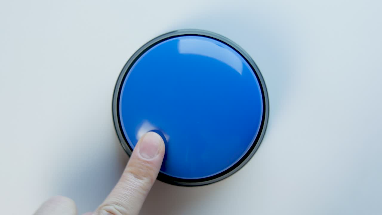 손가락과 손바닥으로 파란색 버튼을 누르는 젊은 여성, 둥근 반이는 버튼을 러,  뷰, 활성화, 무언가를 시작, 켜고 끄십시오.