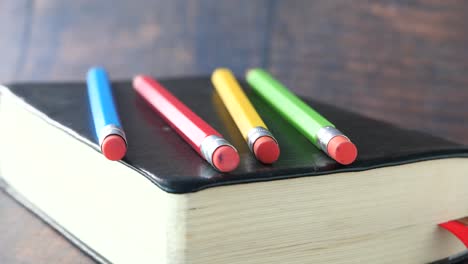lápices de colores en una biblia