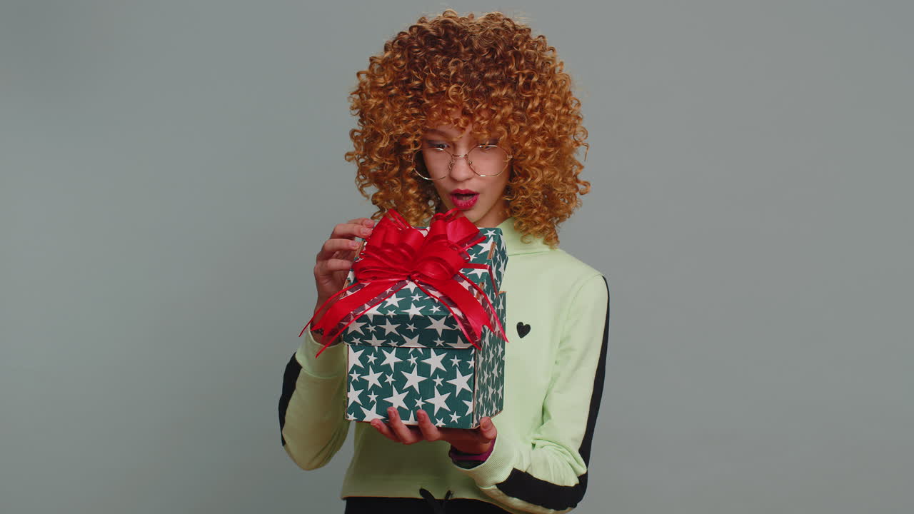 menina criança feliz receber e abrir caixa de presentes e sorrindo inesperado presente surpresa de aniversário