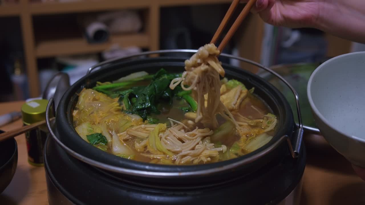 Funghi Enoki serviti da un bollente Nabe Hot Pot giapponese.