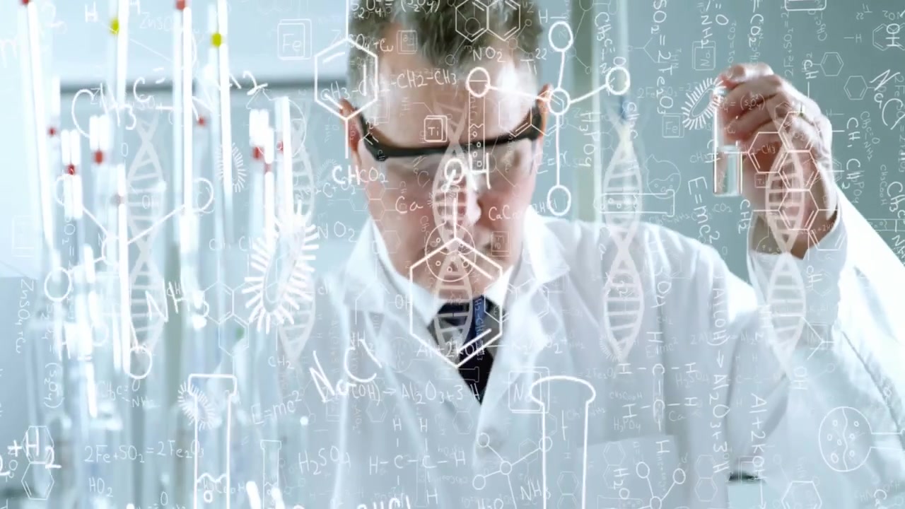 Seniorforsker i laboratorium skriver ligninger og DNA-diagrammer på gennemsigtigt panel, der viser reagensglas.