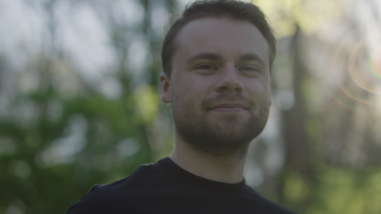 Portrett av en mann utendørs