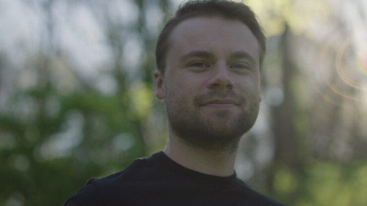 retrato de um homem ao ar livre