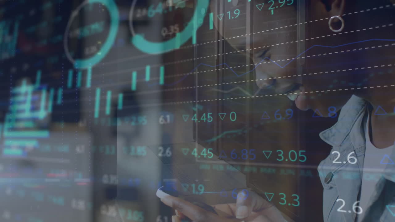 animación de procesamiento de datos y diagramas sobre mujer biracial usando teléfono inteligente