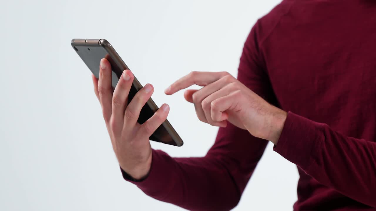 sección media de un hombre usando una tableta digital 4k