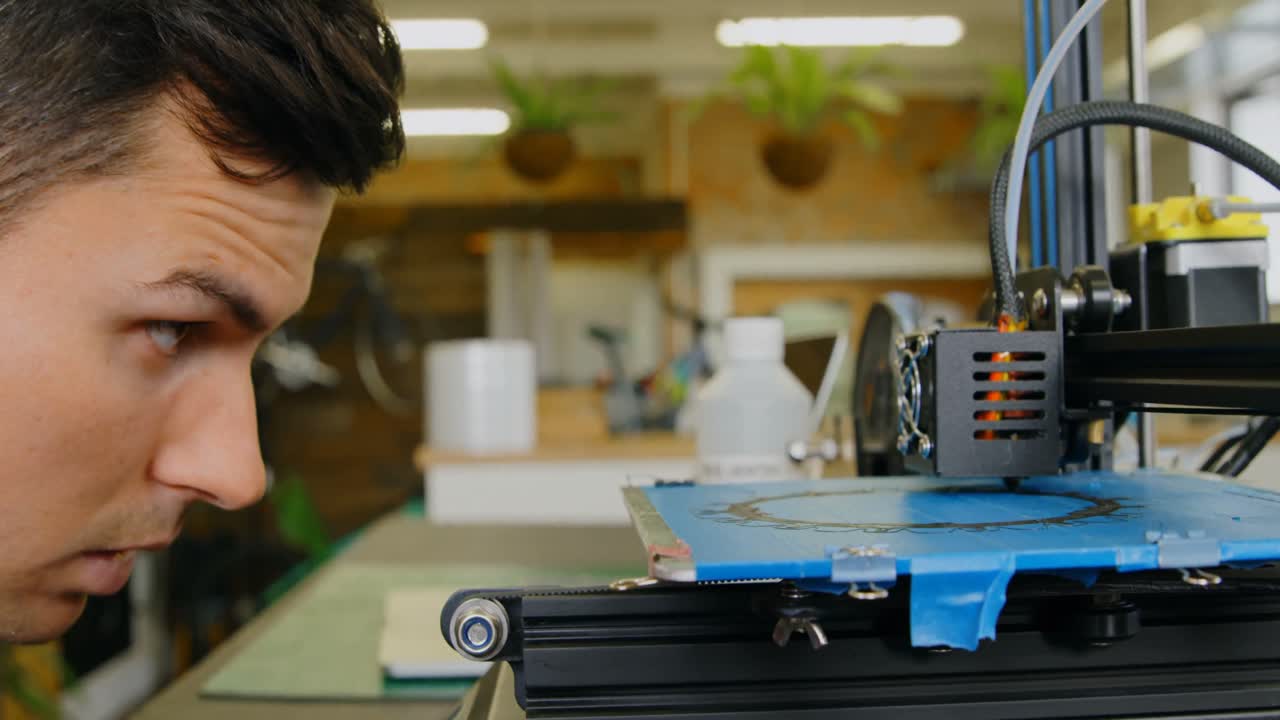 테이블 4k에서 다이 머신을 사용하는 기계