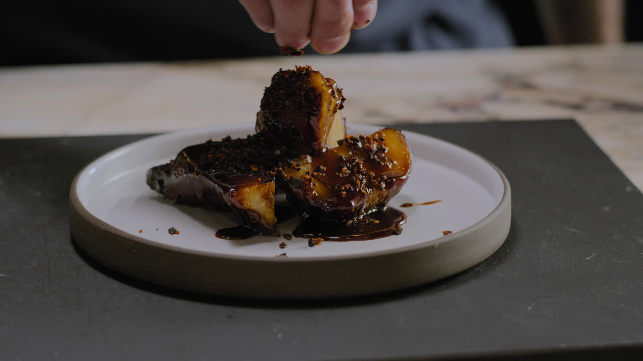 disparo en cámara lenta de un chef colocando un plato de patata dulce gourmet en un restaurante