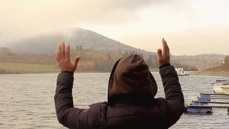 schwarzer mann betet zu gott mit ausgestreckten armen und blickt zum himmel stockvideo stock footage