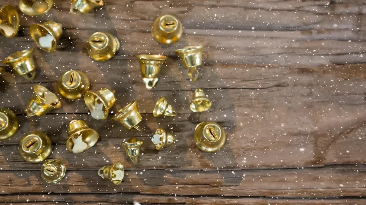 크리스마스 종 장식과 함께 내리는 눈