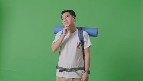 배을 들고 있는 남자