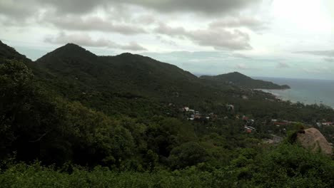 Blick-Auf-Das-Meer-Und-Die-Wolken-Vom-Berg