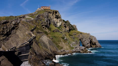 foto fija del paisaje de gaztelugatxe y lugar mirador en la colina