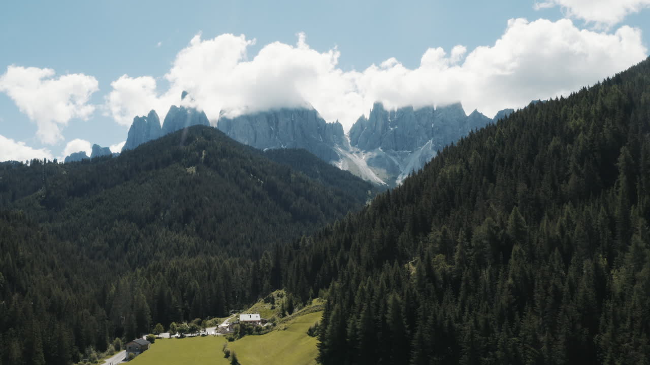 paisaje idílico de val di funes y grupo geisler, italia, toma aérea de carros