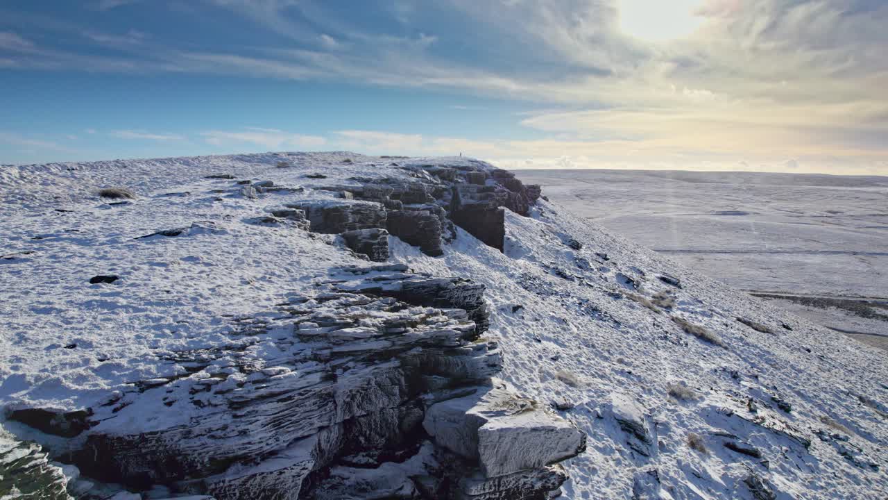 Filmisk luftfoto av vinterlandskap.