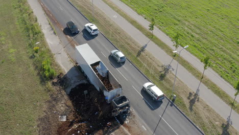establecimiento de rodaje de coche dañado y cerca del tráfico